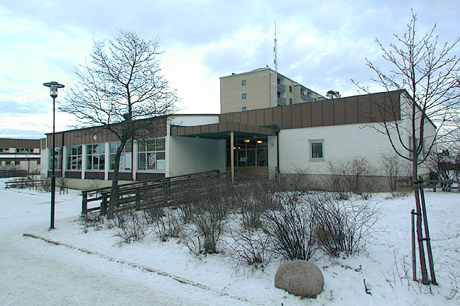 Skärholmen, Granholmen 1, Ekholmsvägen 194-196.

Klassrumsbyggnaden från sydväst.
