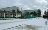 Skärholmen, Granholmen 1, Ekholmsvägen 194-196.

Skolgården från nordväst. Till vänster i bild klassrumsbyggnaden. I fonden syns skivhusen i kvarteret Granholmen 2, samt en av de gröna träbyggnaderna i den angränsande parkleken.
