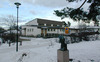 Skärholmen, Granholmen 1, Ekholmsvägen 194-196.

Gymnastikhallen från sydväst. Till vänster i bild skymtas trappan ned till gångvägen norr om skolområdet. 