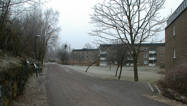 SAK03699 Sthlm, Vårberg, Jungfruholmen 2, Vårbergsplan 14-60 (jmn nr) från nordost.


Längs områdets södra gräns leder ett gångstråk.