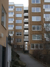 SAK03788 Sthlm, Vårberg, Bäverholmen 2,3,4, 7, Stångholmsbacken 30-56 (jmn nr), från ost

Punkthusen är parvis sammanbyggda med en axel av balkonger. Under balkongaxeln går en passage som fortsätter genom hela området.

