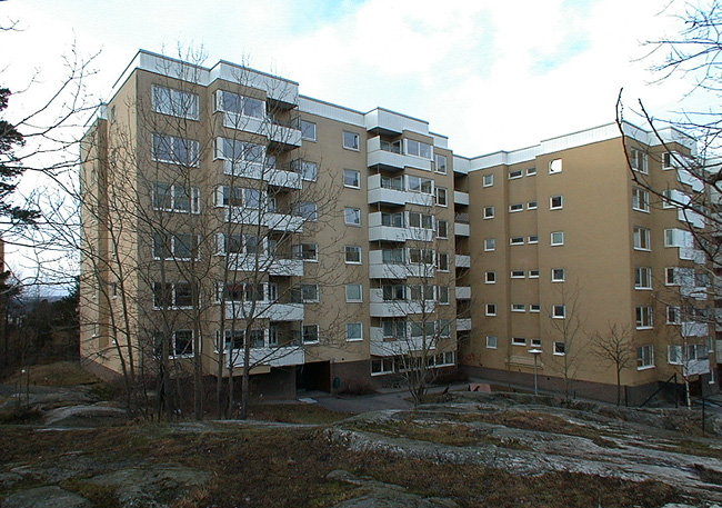 SAK03768 Sthlm, Vårberg, Bäverholmen 2,3,4, 7, Stångholmsbacken 30-56 (jmn nr), från sydost

Punkthusen vetter i söder mot en bergsknalle. Bilden visar byggnaderna på Bäverholmen 2.
