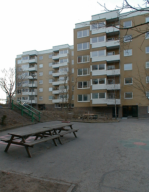 SAK03770 Sthlm, Vårberg, Bäverholmen 2,3,4, 7, Stångholmsbacken 30-56 (jmn nr), från nordost

Gården mellan Bäverholmen 2 och 3 är terrasserad. Bilden visar husen på Bäverholmen 2.

