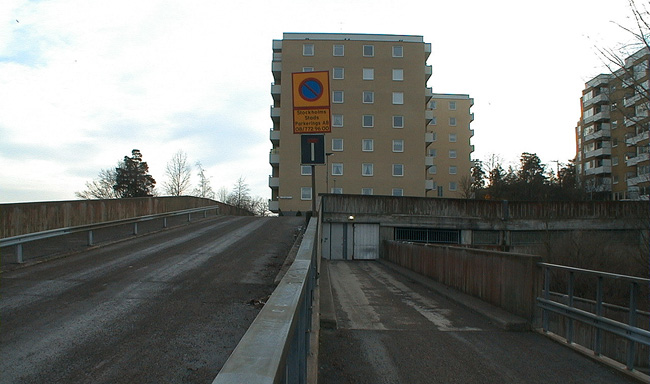 SAK03779 Sthlm, Vårberg, Bäverholmen 2,3,4, 7, Stångholmsbacken 30-56 (jmn nr), från norr

Parkeringshusets ramper ligger mot norr. I bakgrunden Bäverholmen 4.
