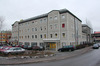 Skärholmen, Kalvholmen 1, Måsholmstorget 4.

Entrésida. Skärmtaken bärs av kolonner i betong. 