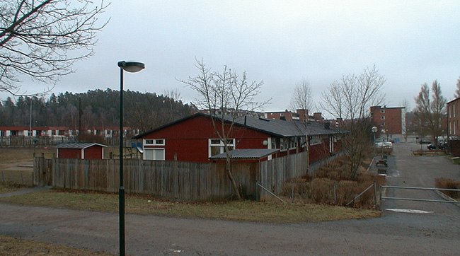 SAK03690. Sthlm, Vårberg, Fjäderholmen 1, Svanholmsvägen 10, Daghemmet från nordnordväst.