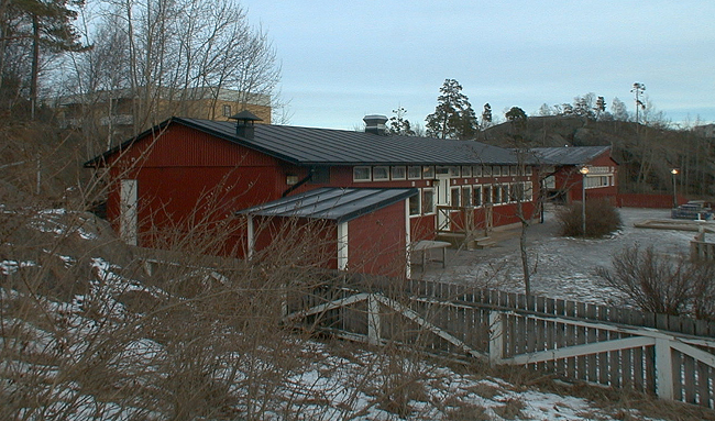 Den västra längan och del av gården.

SAK03502 Sthlm, Vårberg, Byholmen 3, Vårholmsbackarna 114, från västsydväst