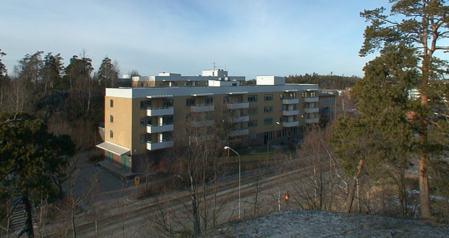 SAK03505 Sthlm, Vårberg, Byholmen 2, Vårholmsbackarna 104-112 (jmn nr) från sydost

Vy över östra delen av området.




