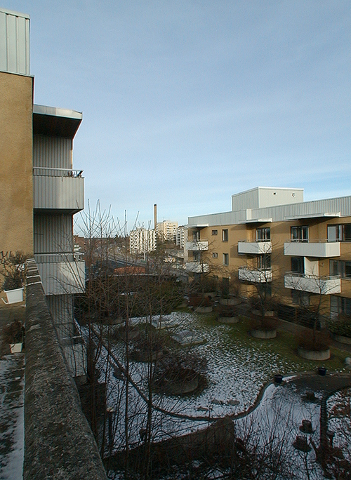 SAK03530 Sthlm, Vårberg, Byholmen 2, Vårholmsbackarna 104-112 (jmn nr) från sydväst

Den östra gården.






