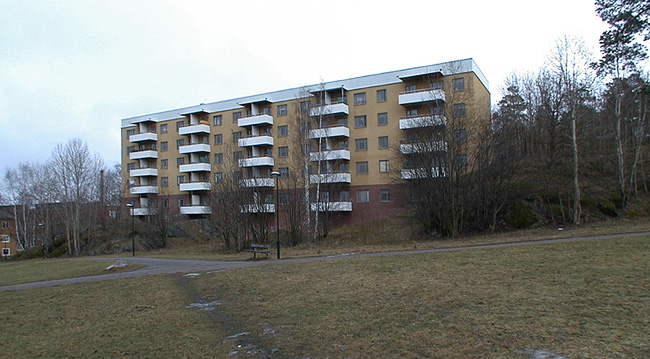 SAK03639 Sthlm, Vårberg, Byholmen 2, Vårholmsbackarna 104-112 (jmn nr) från sydväst

Området sett från väster.





