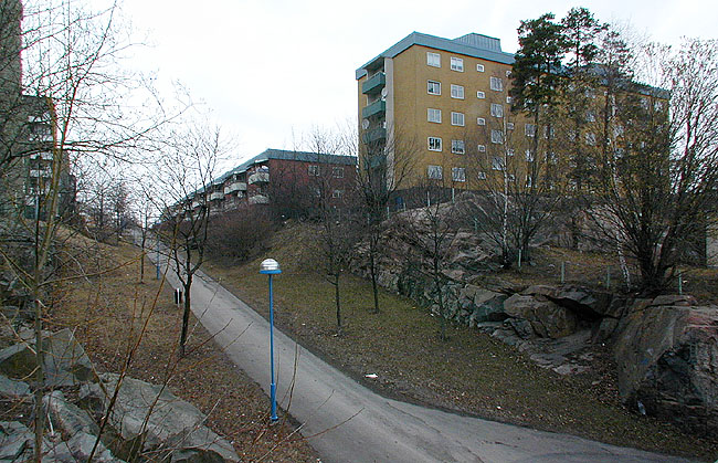 SAK05264 Sthlm, Rinkeby, Bäckkvarnen 1, Svennebygränd 3-39 (udda nr) från sydost

Området sett från sydost.

