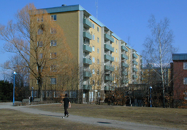 SAK05278 Sthlm, Rinkeby, Bäckkvarnen 1, Svennebygränd 3-39 (udda nr) från väst

Gården mellan husen är öppen mot väster.



