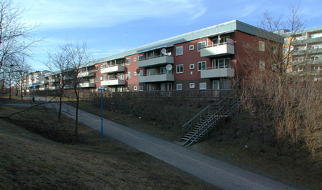 SAK05280 Sthlm, Rinkeby, Bäckkvarnen 1, Svennebygränd 3-39 (udda nr) från sydost

Lamellhusets sydfasad.




