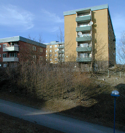 SAK05285 Sthlm, Rinkeby, Bäckkvarnen 1, Svennebygränd 3-39 (udda nr) från syd

Området sett från syd. Det röda lamellhuset sluter innergården mot syd och de gula skivhusen mot nord och ost.








