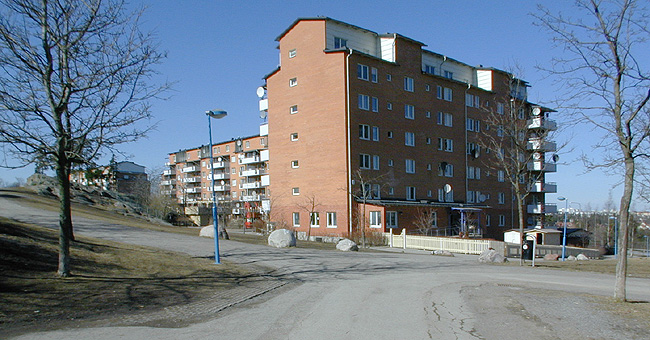 SAK05216 Sthlm, Rinkeby, Enfotakvarnen 1, Kuddbygränd 2-24 (jmn nr) från sydost

Området sett från sydost.








