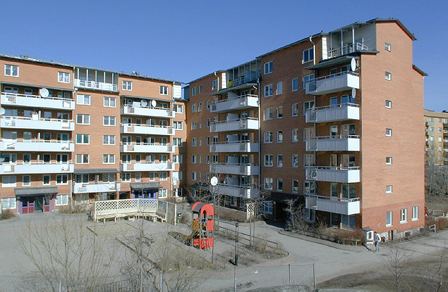 SAK05217 Sthlm, Rinkeby, Enfotakvarnen 1, Kuddbygränd 2-24 (jmn nr) från sydväst

Huset är byggt i vinkel. Gården omges av huset och en bergsknalle.








