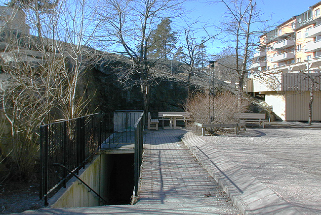 SAK05224 Sthlm, Rinkeby, Enfotakvarnen 1, Kuddbygränd 2-24 (jmn nr) från sydost

På gården finns nedgångar till utrymmen under gården.











