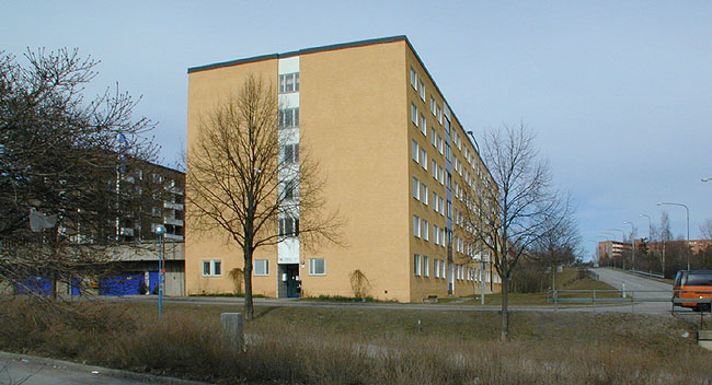 Gavel mot Rinkeby Allé med entre till Rinkebymottagningen. 

SAK05132 Sthlm, Rinkeby, Kvarnberget 1, Rinkeby allé 16-22 (jmn nr) från syd









