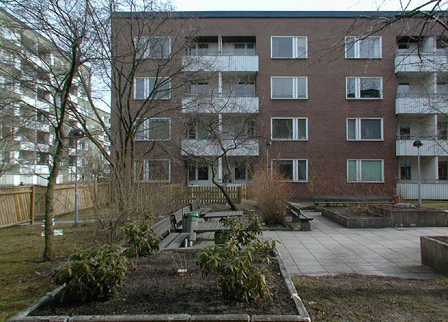 Gård mellan husen med tidstypiska jordbehållare av betongelement.

SAK05139 Sthlm Rinkeby, Kvarnberget 2, Rinkebyplan 2-8 (jmn nr) från nordväst












