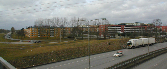 Vy från sydost. I förgrunden Hjulstavägen. 

SAK05030 Sthlm, Rinkeby, Kvarnseglet 1-5, Gärdebyplan, Vimmerbyplan, från sydost












