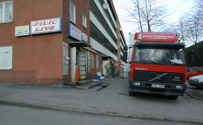 Livsmedelsbutik i bottenvåning på loftgångshus. 

SAK05033 Sthlm, Rinkeby, Kvarnseglet 2, Gärdebyplan 4-28, från sydsydväst












