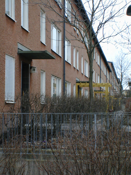 Entréer med respektive utan pergola. 

SAK05048 Sthlm, Rinkeby, Kvarndammen 2, Osbyringen 20-46 (jmn nr) från sydost









