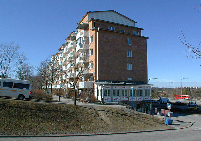 SAK05215 Sthlm, Rinkeby, Kvarnhuset 1, Stavbygränd 1-19 (udda nr) från sydost

Den östra gaveln har trappats av upptill och byggts ut nedtill.







