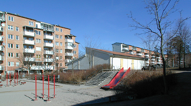 SAK05236 Sthlm, Rinkeby, Kvarnhuset 1, Stavbygränd 1-19 (udda nr) från väst

I o m turnaroundombyggnaden byggdes ett nytt förrådshus på gården.









