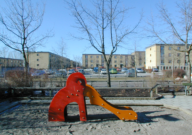 SAK05085 Sthlm, Rinkeby, Kvarndrängen 1, Axbyplan, från sydost

På gårdarna finns bl a lekredskap. Säckgatorna leder in till och runt parkeringsplatser.


