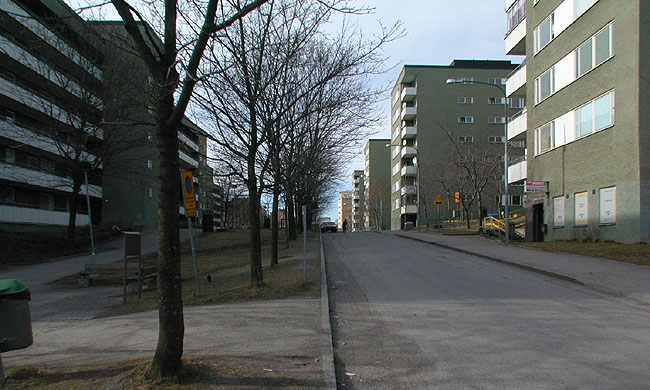 Västerby Backe mot nordväst. 

SAK05159 Sthlm, Rinkeby, Storkvarnen och Lillkvarnen, Västerbybacke, från sydost
