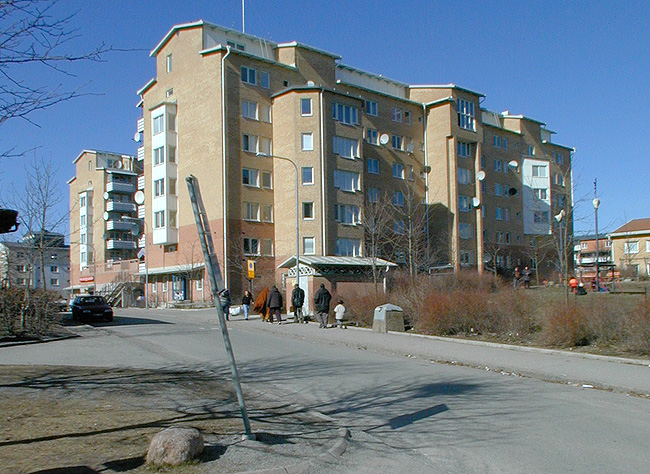 SAK05191 Sthlm, Rinkeby, Tullkvarnen 1, Degerbygränd 3-49 (udda nr) från sydost

Husen försågs vid turnaroundombyggnaden med bl a burspråk.



















