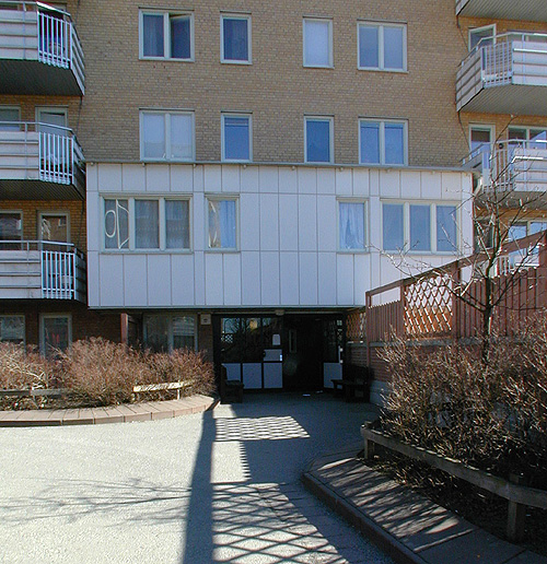 SAK05197 Sthlm, Rinkeby, Tullkvarnen 1, Degerbygränd 3-49 (udda nr) från nordväst

Entréparti under fasadutbyggnad.


















