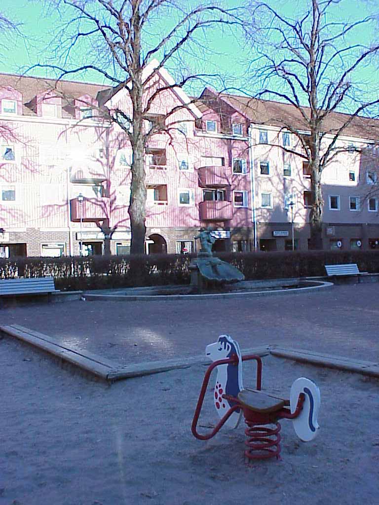 På den nedre delen av torget finns lekplats och en fontän gjord av Carl Milles 1916, "Susanna".