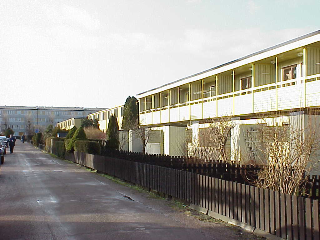 I fonden ses det yngsta huset, byggt 1976, med de loftgångsliknande balkongerna som de äldre saknar. I fonden av Solvändsgatan ses Fyrklövergatans elementhusområde.