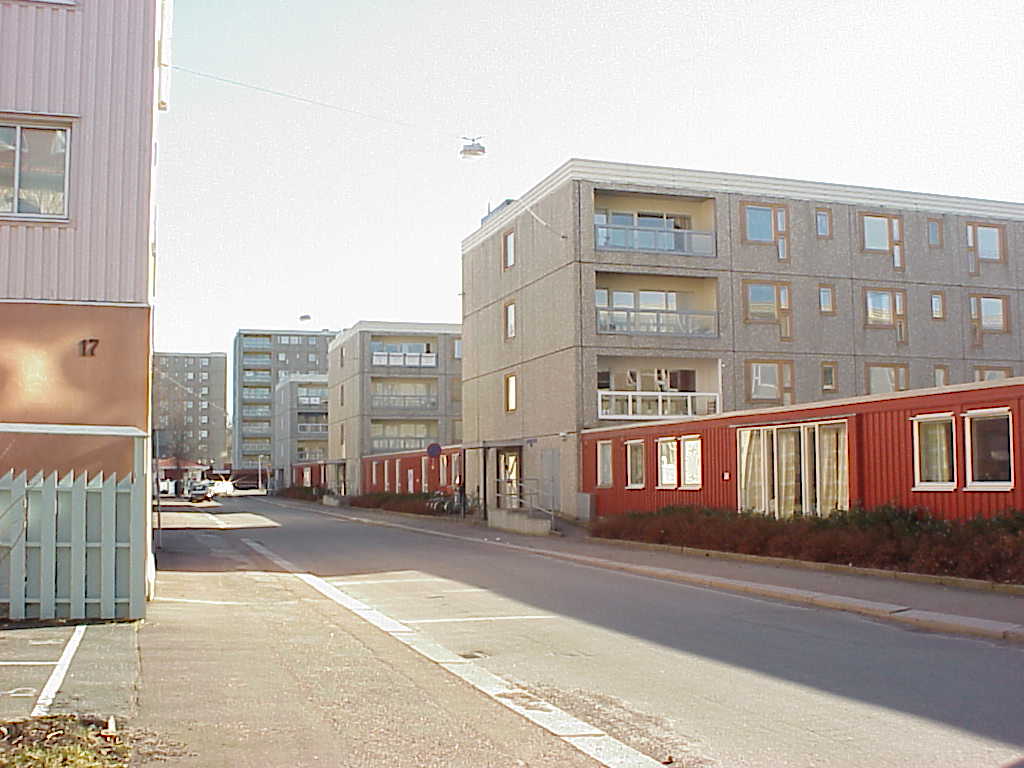 Längs Västra Andersgårdsgatan har lamellhusen sammanlänkande, låga längor och entréer på gavlarna. I bakgrunden ses skivhusen. Samtliga hus har de djupt indragna balkongerna placerade vid hörnen och en ovanlig glasfront. Till vänster i bild ligger ett lamellhusområde från 1930-talet. 