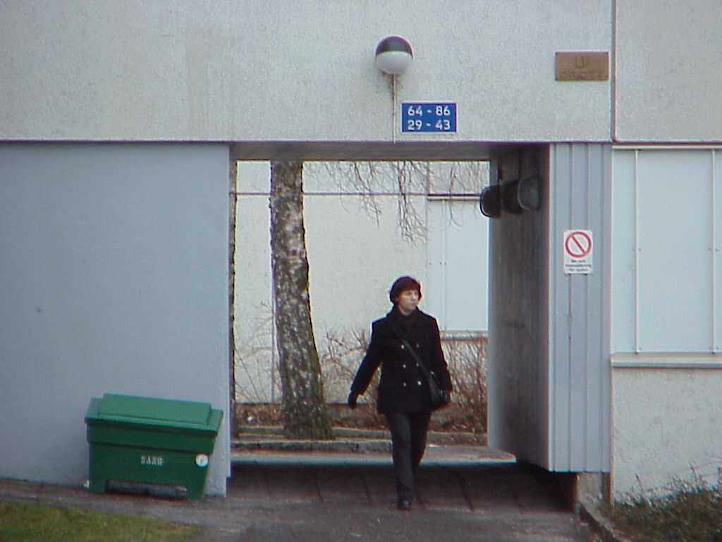 Passage (med kvinna) genom hus i Pennygången.