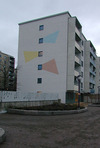 Skärholmen, Måsholmen 5, Äspholmsvägen 2-24.

Vy från väster över en byggnad i kvarteret Måsholmen 5. Fasaden är ommålad, terrassen framför byggnaden har fått ny markbeläggning och nya planteringar. Till vänster i bilden syns muren runt en ljusöppning ned till parkeringsdäcken. Notera glasfibersargen med det utstansade mönstret.



