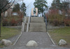 Skärholmen, Skärholmen 2 , Ekholmsvägen 

På en öppen plats norr om Ekholmsvägen står denna granitskulptur, "Dialog", av Eva och Milan Halaskas. Fotografi från söder.
