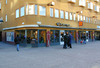 Skärholmen, Måsholmen 20, Skärholmstorget 1-3.

I bottenvåningen finns bl a butiker och ett café. Caféet har fått behålla sitt ursprungliga namn och sin ursprungliga skylt.