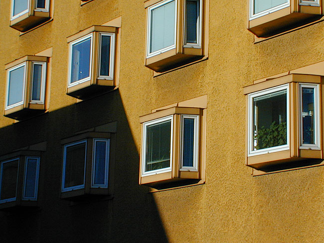 Skärholmen, Måsholmen 20, Skärholmstorget 1-3.

Byggnaden har mycket speciella enskilda små burspråk klädda med gul plåt.