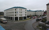 Skärholmen, Måsholmen 25, Oxholmsgränd 2-10.

Norra och västra fasaderna med huvudentrén mitt på den västra fasaden. Materialen och kulörerna är rent och strikt hållna med enbart vit slipad betong, blått glas, guldeloxerad aluminium samt det blå taket.