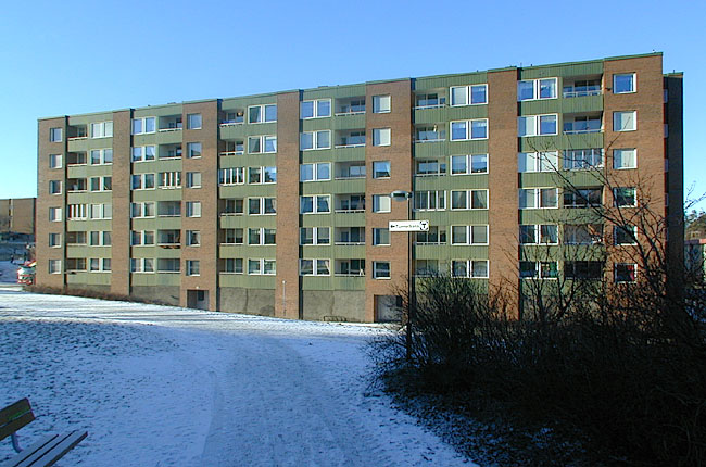 Vårberg, Hasselholmen 1, Vårbergsvägen 173-195.

Det östligaste skivhuset. Fasad mot öster, med indragna balkonger och stora fönsterpartier.