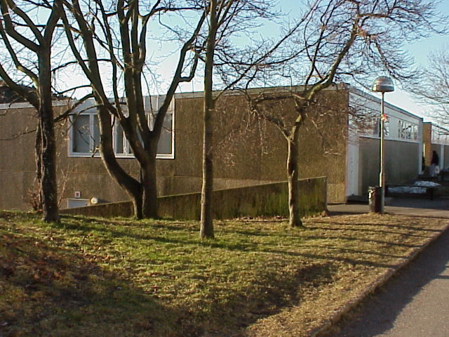 Gymnastikbyggnadens norrgavel med fasadbeklädnad av Steniskiva.