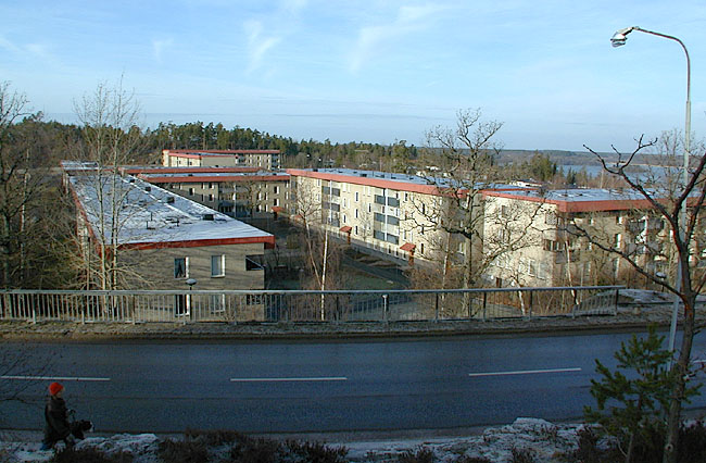 Vårberg, Bredholmen 1 och Fårholmen 1, Duvholmsgränd 2-56.

Kvarteren Fårholmen och Bredholmen är belägna i en sänka.