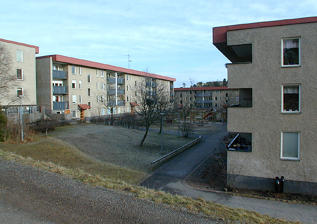 Vårberg, Bredholmen 1 och Fårholmen 1, Duvholmsgränd 2-56.

Gårdarna har nyligen rustats upp.