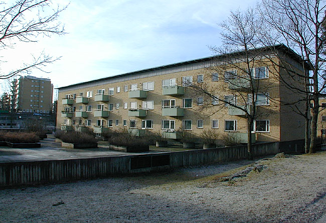 Vårberg, Bockholmen 1, Stångholmsbacken 47-77.

Balkongsida mot den asfalterade gård som utgör taket till parkeringsgaraget.

 