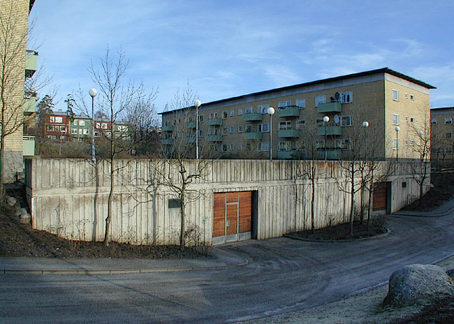 Vårberg, Bockholmen 1, Stångholmsbacken 47-77.

Garagets fasad och portar.

 