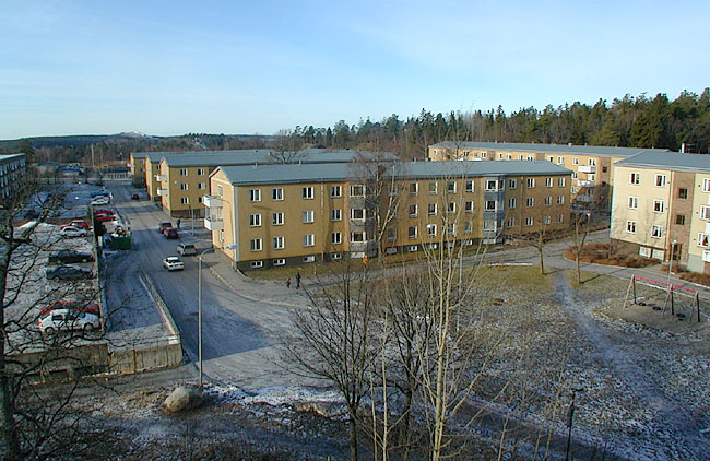 Stockholm, Vårberg, Duvholmen 1.

Vy över området från sydöst. Parkeringsdäcket till vänster hör till kvarteret Bergholmen 2.