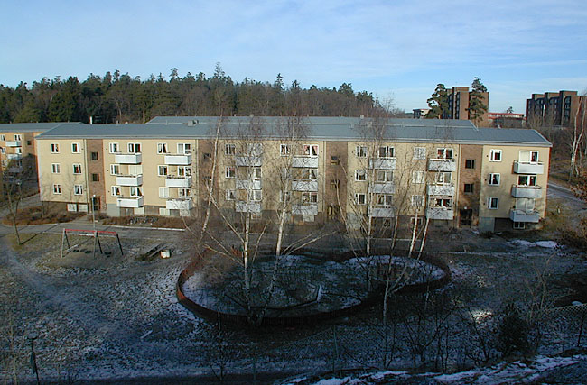 Stockholm, Vårberg, Duvholmen 1.

Vy från söder det östligaste huset, samt den öppna gården här.