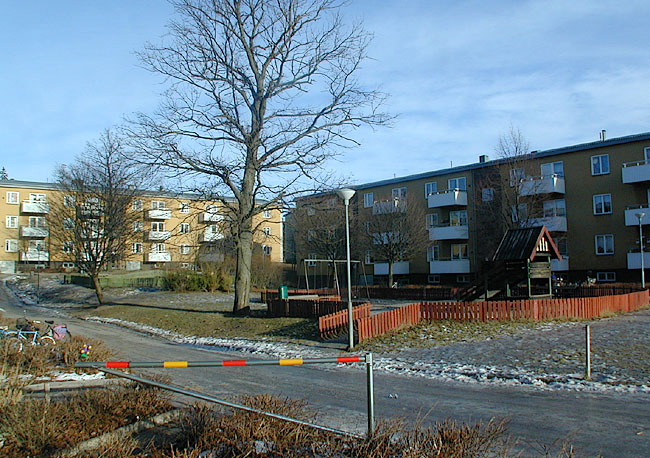 Stockholm, Vårberg, Duvholmen 1.

Gård i områdets västliga del, från sydväst.